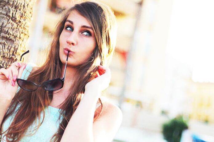 一名女孩正在考虑是否应该接受隆胸整形手术。