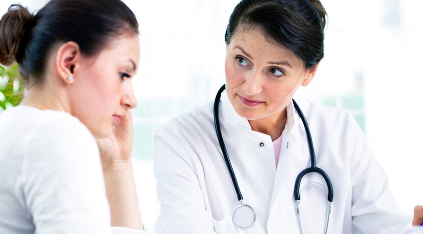 医生向患者提供隆胸手术适应症的建议。