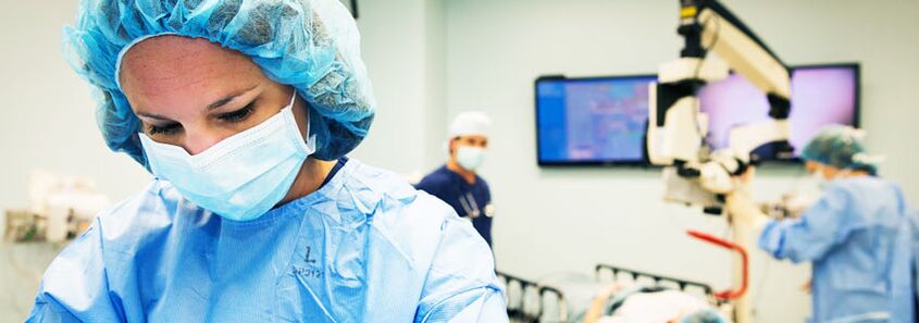 外科医生进行隆胸整形手术