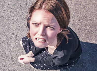 女孩面临隆胸手术的后果